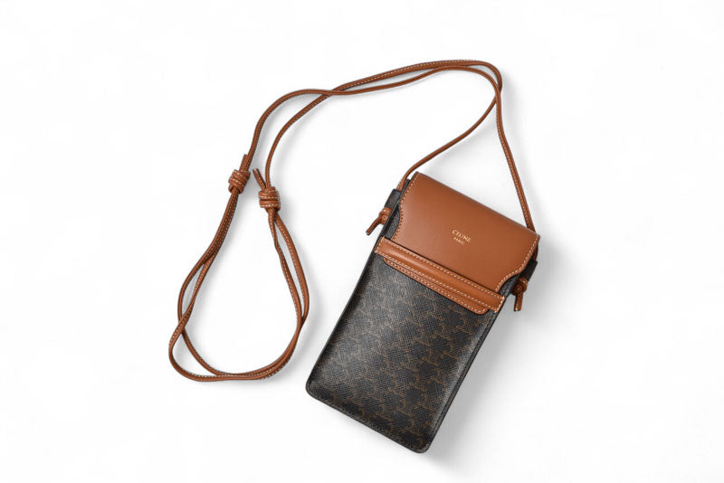 セリーヌ ショルダーバッグ/フォンポーチ トリオンフ ブラウン CELINE 10G332CQD 04LU PHONE POUCH WITH FLAP TAN スマホケース ユニセックス【中古】