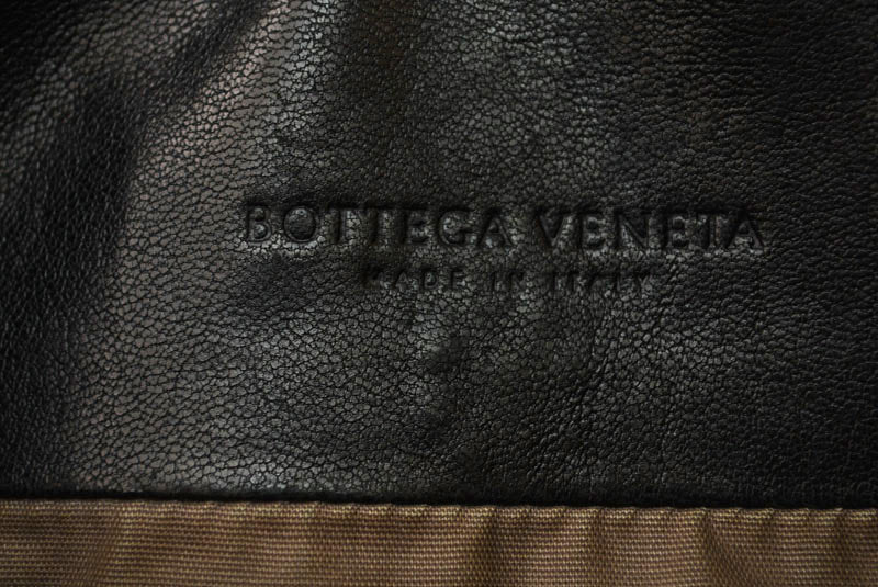 ボッテガヴェネタ ショルダーバッグ/メッセンジャーバッグ BOTTEGA VENETA クロスボディ イントレチャートVN ブラック/グレー 【中古】