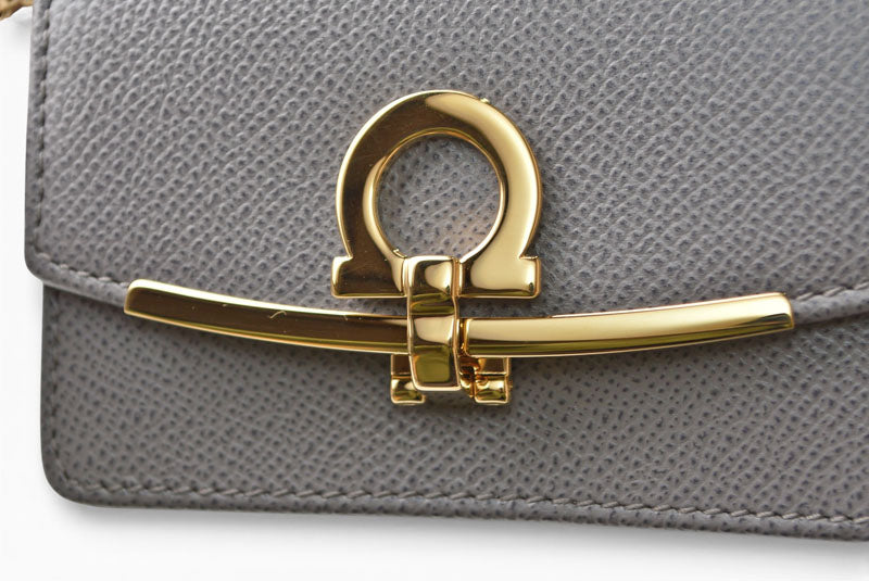 サルヴァトーレフェラガモ カードケース/コインケース Salvatore Ferragamo キーチェーン付 レザー グレー【中古】