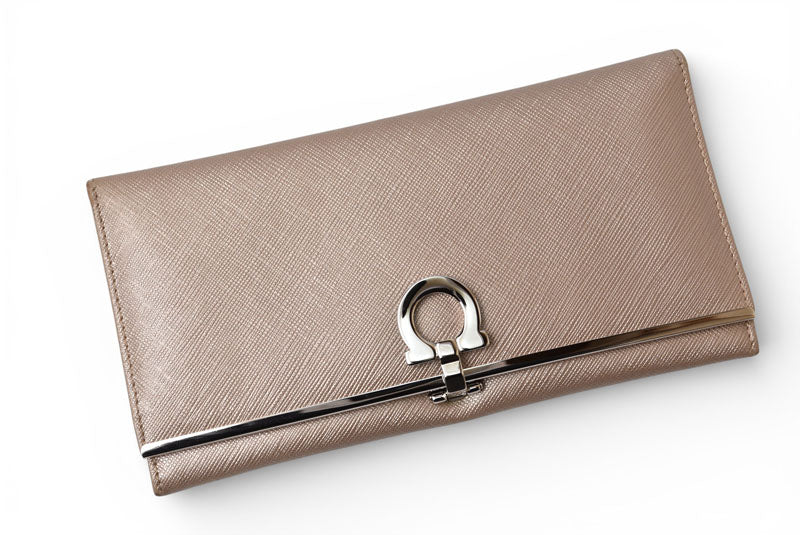 サルヴァトーレフェラガモ 財布 Salvatore Ferragamo 長財布 ガンチーニ/メタリックベージュ【中古】