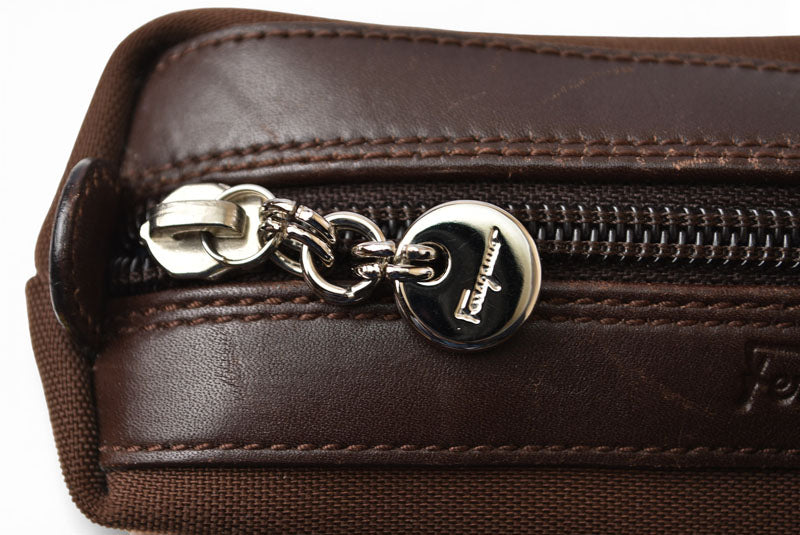 フェラガモ コスメポーチ/トラベルポーチ Salvatore Ferragamo ナイロン/レザー ダークブラウン HE22 6638【中古】