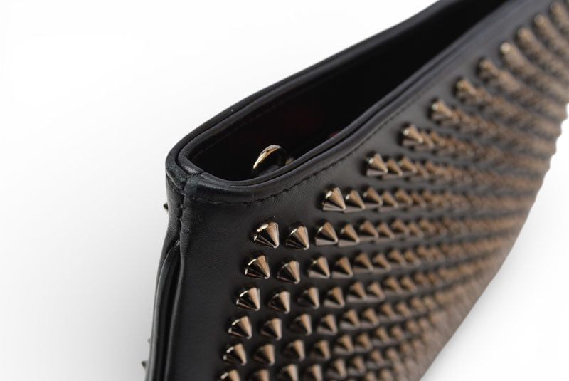 クリスチャンルブタン クラッチバッグ/ショルダーバッグ Christian louboutin Loubiclutch カーフ/スパイク ブラック/ガンメタル 1165013【中古】