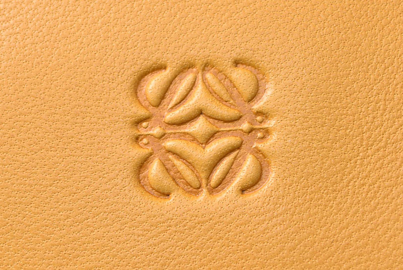 ロエベ コスメポーチ/化粧ポーチ LOEWE フラットポーチ ラムスキン アナグラム キャメル【中古】