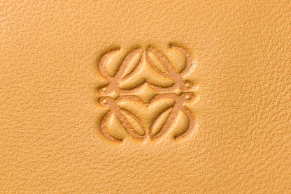 ロエベ コスメポーチ/化粧ポーチ LOEWE フラットポーチ ラムスキン アナグラム キャメル【中古】
