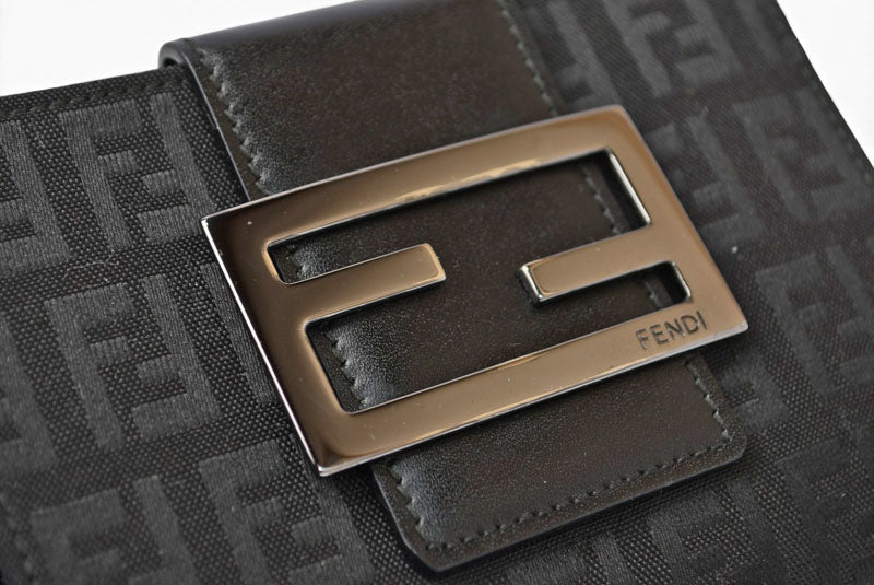 フェンディ 財布/二つ折 FENDI 折財布 8M0035 ZUCCA/ズッカ柄 ブラック【中古】