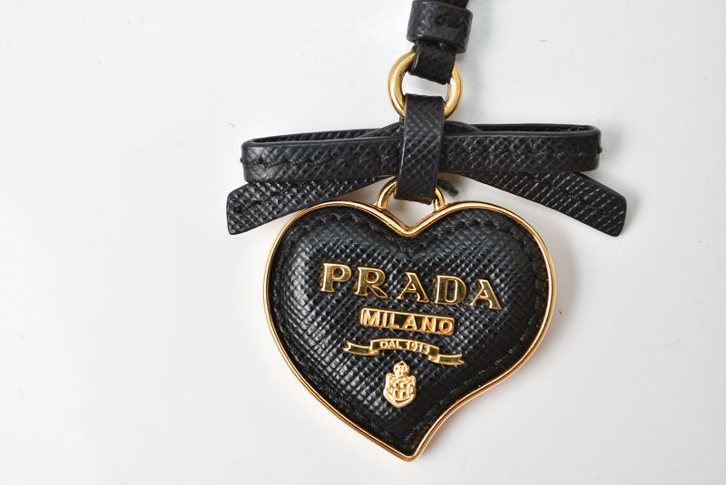 プラダ キーリング/キーホルダー PRADA トリック ハート/TRICK PELLE ブラック/ゴールド 1TL126【中古】