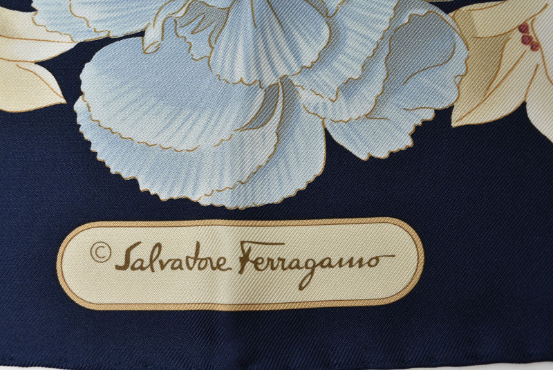 サルヴァトーレフェラガモ 未使用 スカーフ ヴィンテージ Salvatore Ferragamo スカーフ フローラル柄 ネイビー【中古】