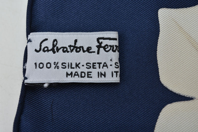 サルヴァトーレフェラガモ 未使用 スカーフ ヴィンテージ Salvatore Ferragamo スカーフ フローラル柄 ネイビー【中古】