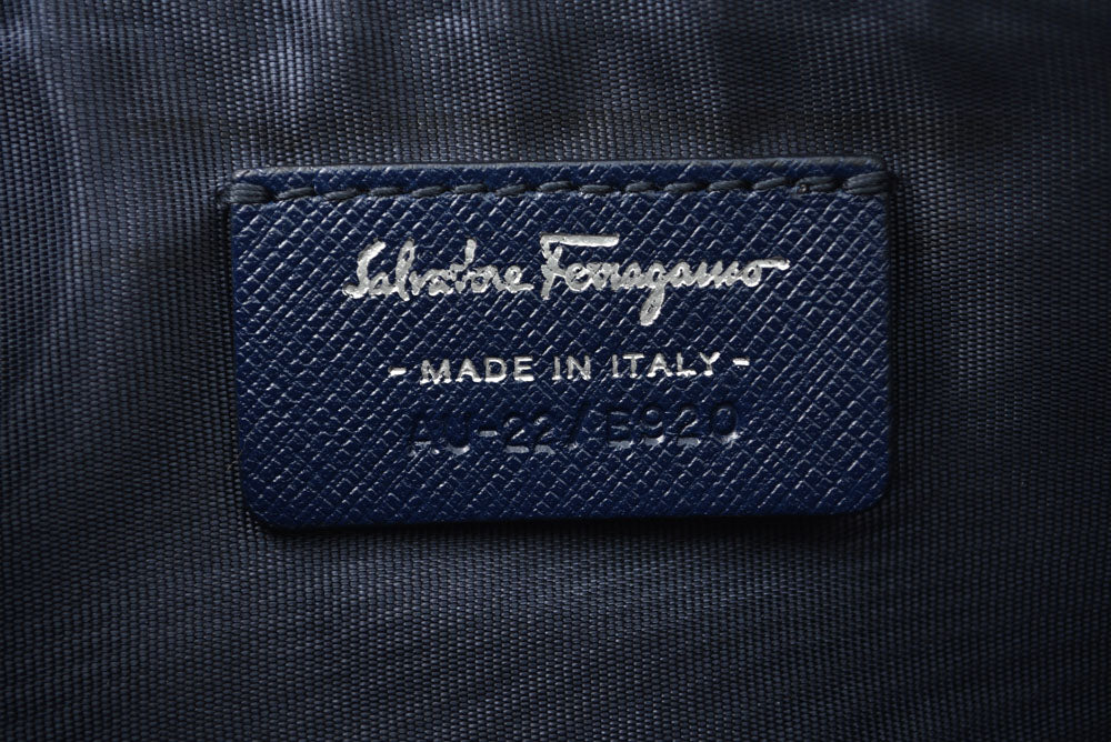 フェラガモ フラットポーチ/クラッチバッグ Salvatore Ferragamo ガンチーニ レザー ネイビー AU-22【中古】
