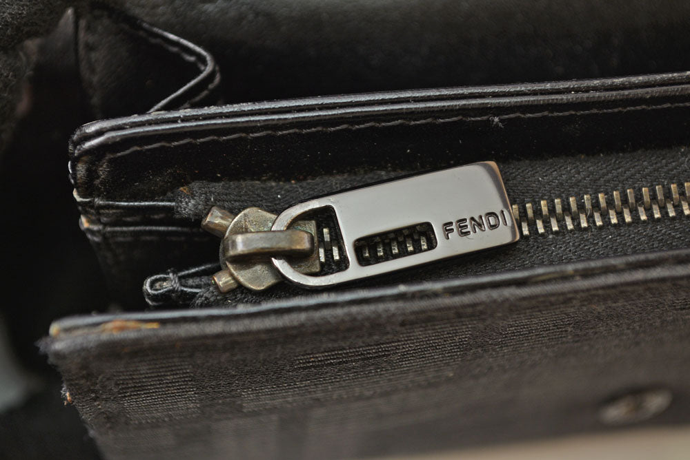 フェンディ 財布/二つ折 FENDI 折財布 8M0029 ZUCCA/ズッカ柄 ブラック【中古】