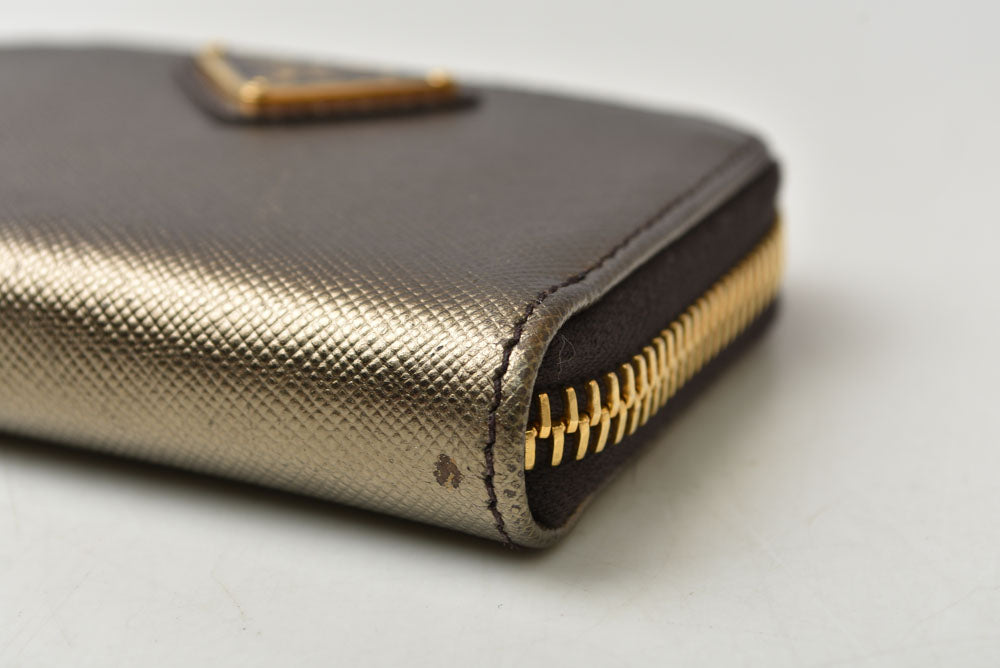 プラダ コインケース/小銭入れ PRADA サフィアーノ 1MM268 型押しレザー メタリックブロンズ【中古】