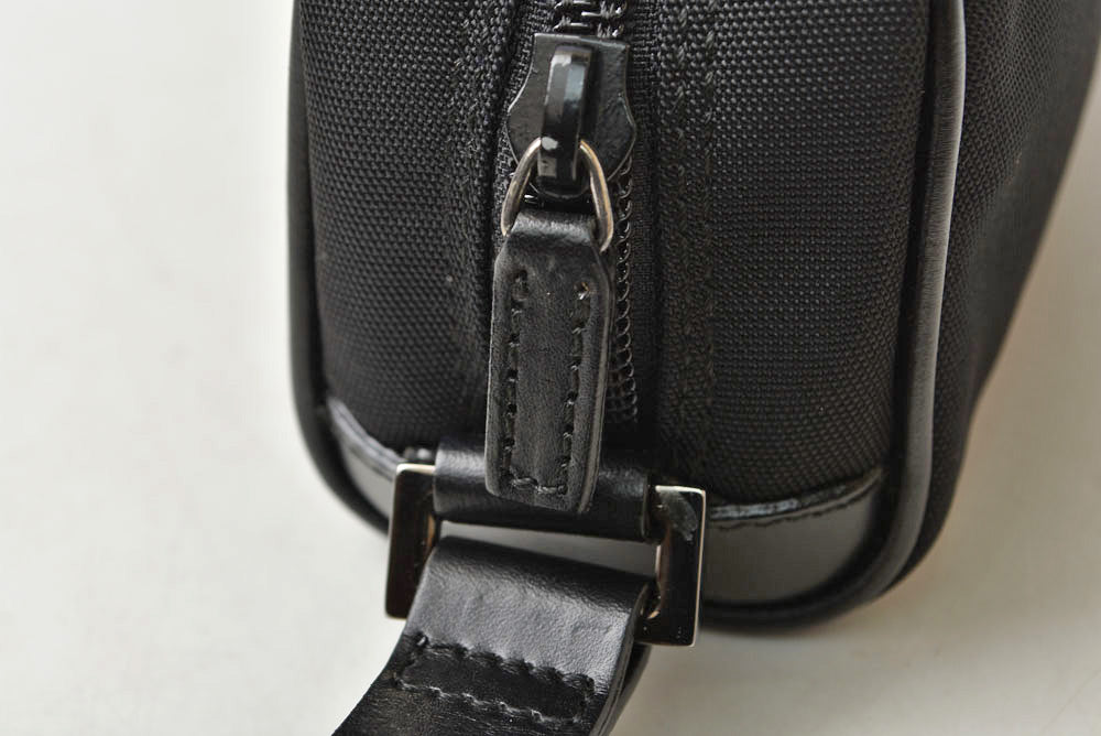 グッチ 美品 ポーチ GUCCI 化粧ポーチ/コスメポーチ ナイロン/ブラック レディース/メンズ 039.0994【中古】