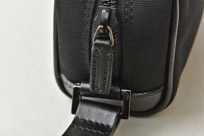 グッチ 美品 ポーチ GUCCI 化粧ポーチ/コスメポーチ ナイロン/ブラック レディース/メンズ 039.0994【中古】