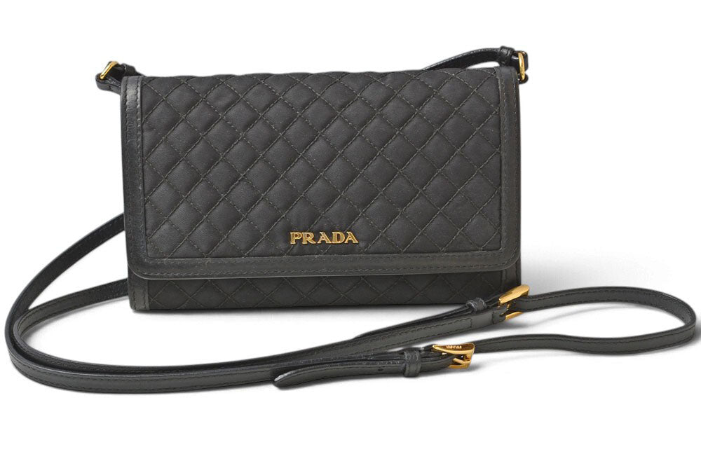 プラダ ショルダーバッグ/マルチウォレット PRADA 二つ折り ストラップ付長財布 1M1437 NERO ブラック 黒 レザー レディース 【中古】