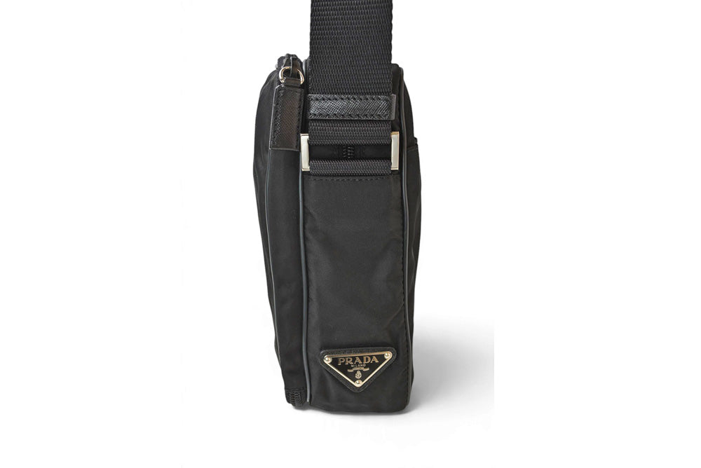 プラダ ショルダーバッグ PRADA クロスボディバッグ V405 ロゴプレート ナイロン素材 ブラック レディース【中古】