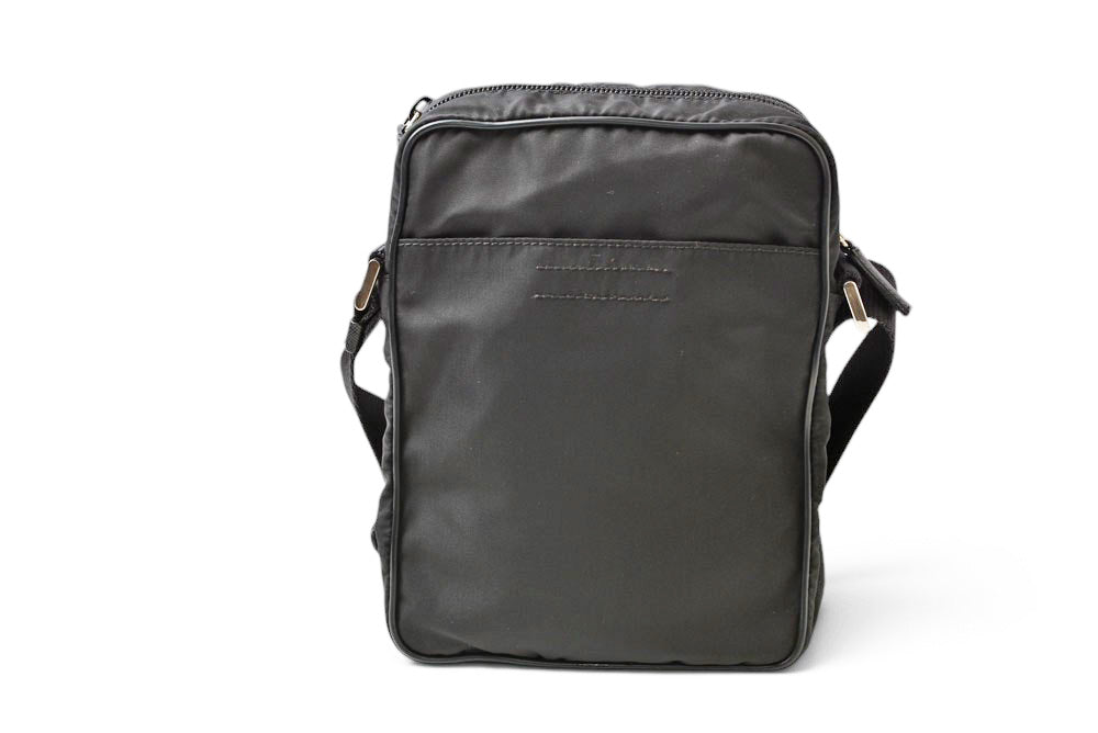 プラダ ショルダーバッグ PRADA クロスボディバッグ V405 ロゴプレート ナイロン素材 ブラック レディース【中古】