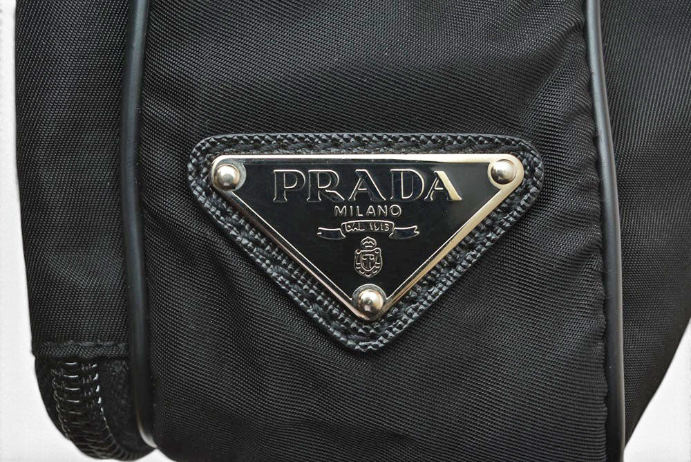 プラダ ショルダーバッグ PRADA クロスボディバッグ V405 ロゴプレート ナイロン素材 ブラック レディース【中古】