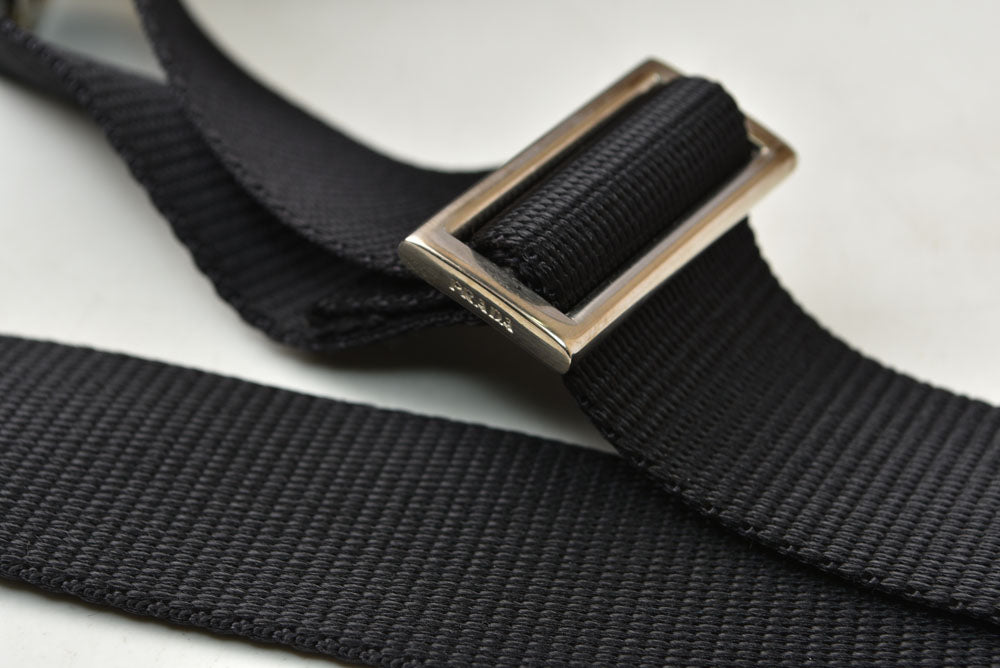 プラダ ショルダーバッグ PRADA クロスボディバッグ V405 ロゴプレート ナイロン素材 ブラック レディース【中古】