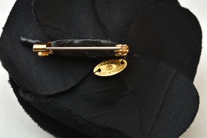 シャネル ブローチ/コサージュ CHANEL カメリア ベロア フラワーモチーフ ブラック/ゴールド金具 レディース【中古】
