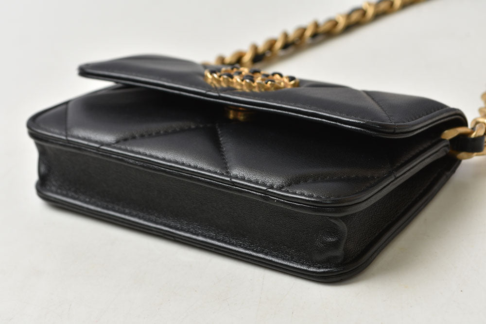 シャネル チェーンショルダーバッグ CHANEL AP2450 ポシェット シャネル19 AP2450 チェーンクラッチ ブラック レディース 【中古】