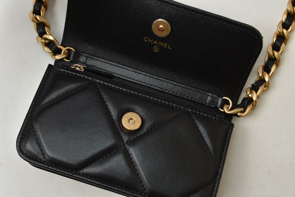 シャネル チェーンショルダーバッグ CHANEL AP2450 ポシェット シャネル19 AP2450 チェーンクラッチ ブラック レディース 【中古】