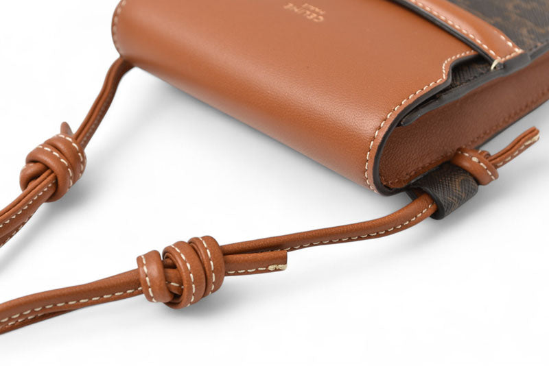 セリーヌ ショルダーバッグ/フォンポーチ トリオンフ ブラウン CELINE 10G332CQD 04LU PHONE POUCH WITH FLAP TAN スマホケース ユニセックス【中古】
