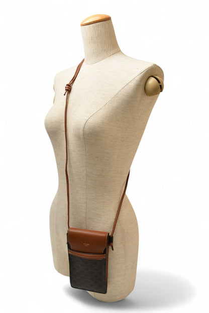 セリーヌ ショルダーバッグ/フォンポーチ トリオンフ ブラウン CELINE 10G332CQD 04LU PHONE POUCH WITH FLAP TAN スマホケース ユニセックス【中古】